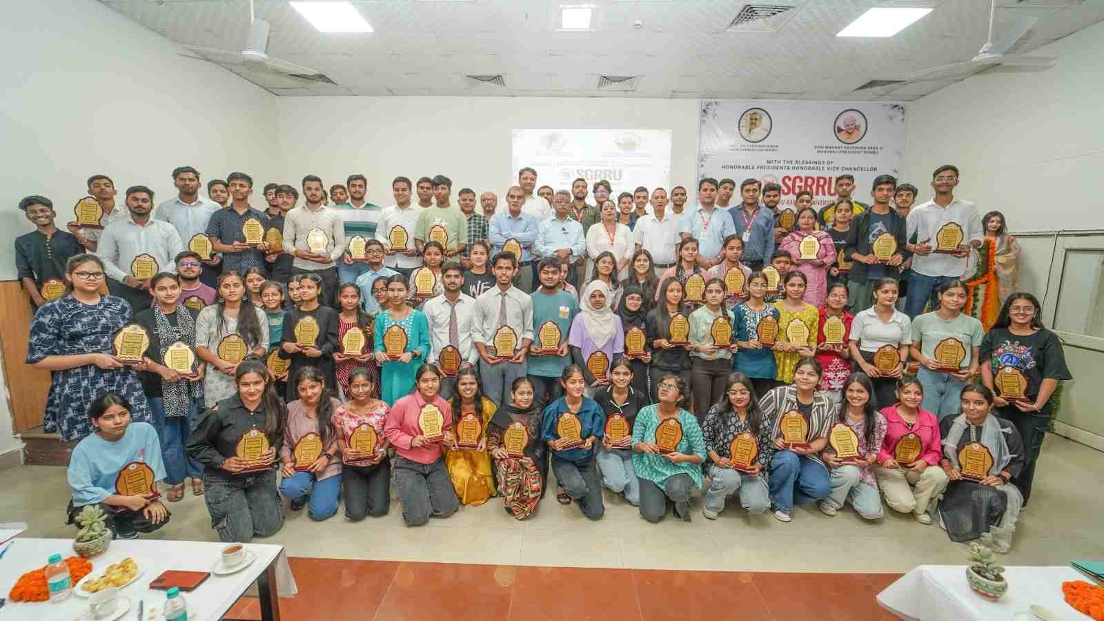 एसजीआरआरयू टाॅपर्स काॅन्क्लेव में होनहारों की प्रतिभा का सम्मान, 100 से अधिक छात्र-छात्राओं को किया गया सम्मानित