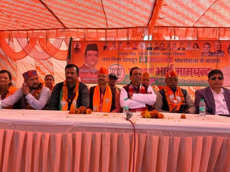 भाजपा मेयर प्रत्याशी सौरभ थपलियाल के लिए धर्मपुर विधायक विनोद चमोली ने मांगे वोट