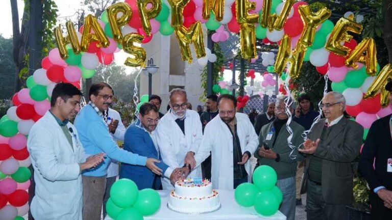 श्री महंत इन्दिरेश अस्पताल में डाॅक्टरों व स्टाफ ने किया नववर्ष का जोरदार स्वागत