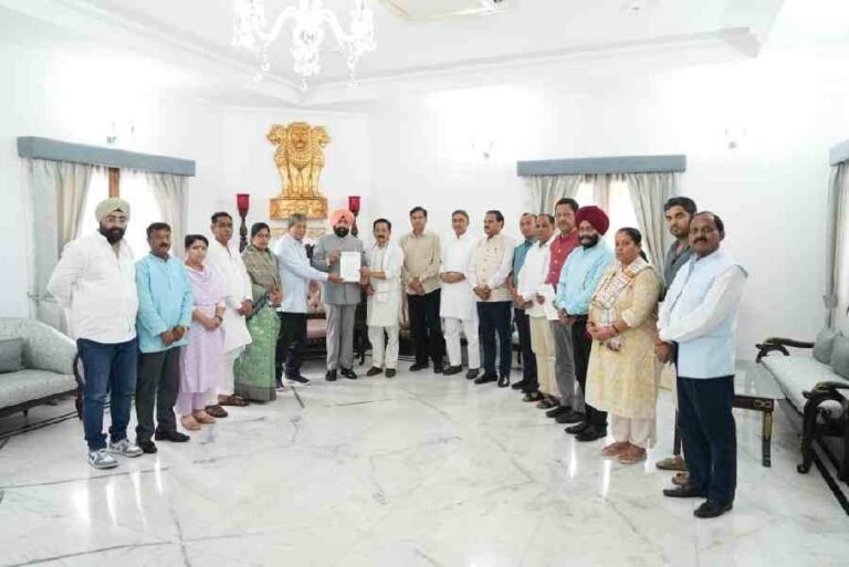 राज्यपाल से मिला उत्तराखंड प्रदेश कांग्रेस का प्रतिनिधिमंडल, राज्य निर्वाचन आयुक्त को बर्खास्त करने व राज्य सरकार को कानून व्यवस्था पर निर्देश देने की मांग