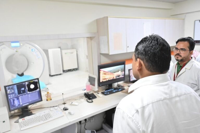 स्वास्थ्य सचिव ने सीटी स्कैन, एमआरआई और कैथ लैब का किया बारीकी से निरीक्षण, संचालन को बनाया और प्रभावी