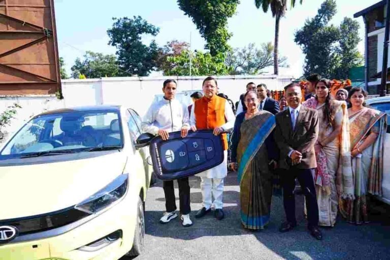 ‘बिल लाओ-इनाम पाओ’ योजना में बंपर पुरस्कार वितरित, ईवी कार से लेकर 16 ऑल्टो कार वितरित